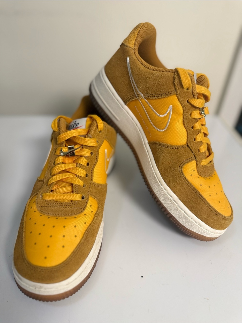 Nike Air Force 1'07 SE First Use University Gold Womens 7.5 50th Anniversary - Picture 11 of 12